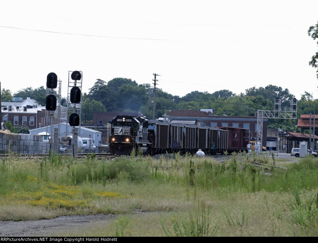 NS 7125 leads train P92 past the station